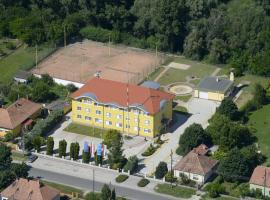 Leier Business Hotel, hotel v destinaci Gönyů
