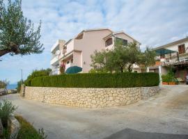 Apartments Tanja, hotel with parking in Podgora