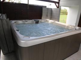 Joli bungalow avec jacuzzi chez Roberto, country house in Petit-Canal