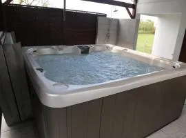 Joli bungalow avec jacuzzi chez Roberto