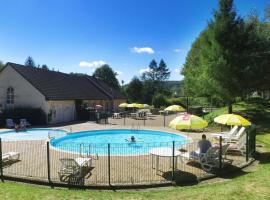 VVF Cantal Champs-sur-Tarentaine, hotel na may parking sa Champs Sur Tarentaine