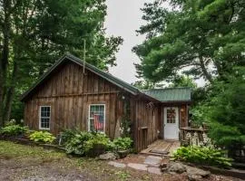 Autumn Ridge- Cozy cabin in the Blue Ridge Mountains with a bubbly hot tub!