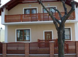 Rózsakert Apartmanház, guest house sa Hajdúszoboszló