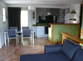 Appartement dans maison Entre Savines et Embrun, готель у місті Crots