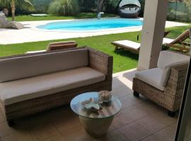 Villa Ines con piscina sud Sardegna, rumah liburan di Capoterra