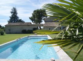 Gîtes dans Mas en pierres, hotel z bazenom v mestu Robion en Luberon