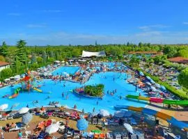 Camping Bella Italia、ペスキエーラ・デル・ガルダのビーチ周辺のバケーションレンタル