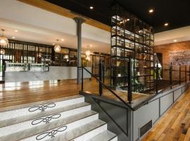 The Charmant Hotel, hotel near La Crosse Municipal Airport - LSE, La Crosse