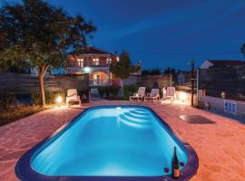 Villa Laura with pool, Budak, Zadar county, hotel in Stankovci