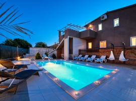 Stylish & luxury villa with pool, biliard, extra pool heating available - WiiBuk, hotel dicht bij: Luchthaven Pula - PUY, 