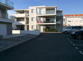 Apartment Lola โรงแรมในซรีมา