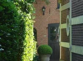 In het koetshuis
