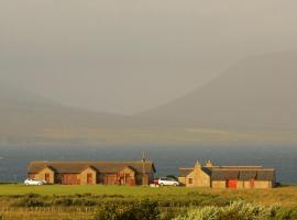 Buxa Farm Chalets, hotel di Orphir