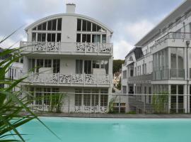 Villa "Johanna" Sellin - WG12 mit Kamin und zwei Balkonen, hotell med pool i Ostseebad Sellin