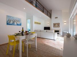 Exciting Beach Apartment, hotel in Charneca