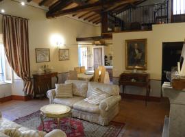 Attico Panoramico in dimora storica, hotel barato en Canino