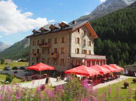 Aiguille de La Tza, hotel Arollában