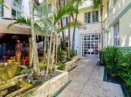 Ocean Drive Studio Historic Building minutes walk to the Beach.