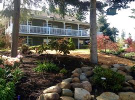 Little Bear Garden View Suites-Hummingbird, hotel near Comox Water Aerodrome, Royston