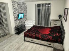 Home in Center with jacuzzi, hotel in Ivano-Frankivsk
