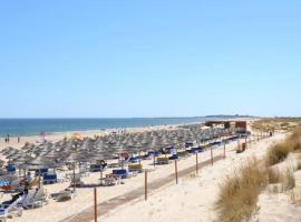 HOME4U - Cosy Apartment with Fantastic Terrace, hotel en Cabanas de Tavira