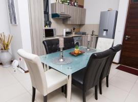 Luxury 2 Bedroom Lifestyle Apartment in Golf Estate, hotel in Roodepoort