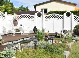 Homey Bungalow with Roofed Terrace Garden Garden Furniture、Neubukowのバケーションレンタル