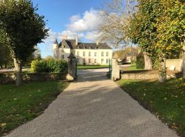 Le Château d'Asnières en Bessin, bed & breakfast a Asnières-en-Bessin