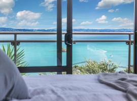 Sunset Sanctuary- Waiheke Escapes, hotel with parking in Omiha