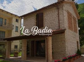 Bed&breakfast La Badia, hotell sihtkohas Cantiano