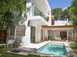 Luxury Private Villas , Private Pool, Private garden, Jacuzzi, 24hours security – hotel w mieście Tulum