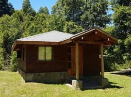 Cabañas Los Maquis, hotel u blizini znamenitosti 'Slapovi Ojos del Caburgua' u gradu 'Pucón'