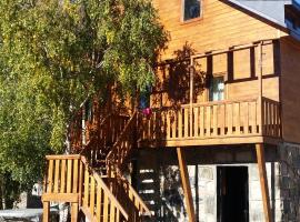 Guesthouse Ushguli Maspindzeli، فندق في أوشغولي