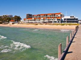 Boardwalk By The Beach: Rockingham şehrinde bir otel