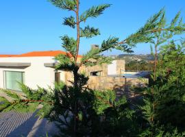 Alluring Villa with Private Pool Garden and Coast, hotel con estacionamiento en Salir de Matos