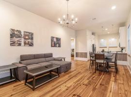 Hosteeva 3 BR Cottage Close to St Charles 5 m Ride to FQ, hotel di New Orleans