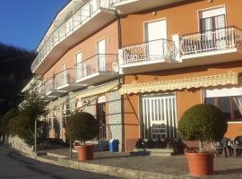Albergo Al Sole ad AQUILA DI ARROSCIA IM a trenta chilometri dal mare, hotel v destinácii Onzo