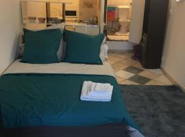 Studio Meuble, hotel with parking in Savigny-le-Temple