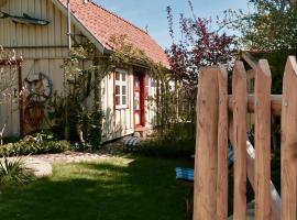 Kleines Haus am Hafen - ruhig und grün am Ortsrand, hotel in Prerow