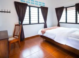 SingVillage Holiday House