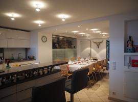 B8 - just a private accommodation, hotel em Dusseldorf