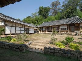 Jinrae Lee's Traditional House, отель в городе Boseong