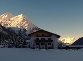 Ferienhaus Lechtaler Alpen, ξενοδοχείο σε Bach