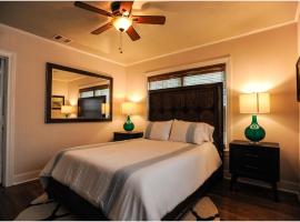 The Coyle Cabin - Close to Downtown, Stadiums, U of H, Med Center, hotelli Houstonissa