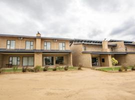 Hoyohoyo Acorns Lodge, hotel con estacionamiento en Mission