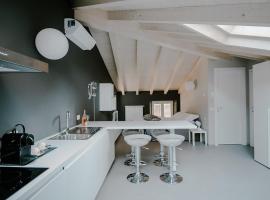 CHARMING MOMENT di Villa Porta - Residenza Felice, hotel v destinaci Luino
