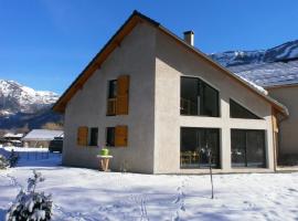 #Lemasdoisans au pied de l'Alpe d'Huez via Bourg d'Oisans le perce neige, шале в городе Le Vert