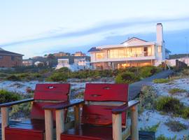 On The Beach Apartments: Yzerfontein şehrinde bir otel