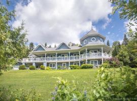 La Maison Bleue du Lac Wallace, hotel v destinaci Coaticook