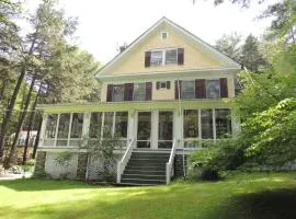Brookview Manor Inn、CanadensisのB&B